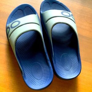 Oofos sandals. Navy & gray. Size 40 (M7/W9). Excellent quality & condition.